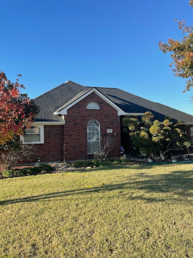 ranch-style house featuring a front lawn