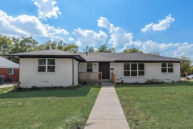 ranch-style house featuring a front yard