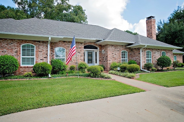 single story home with a front lawn