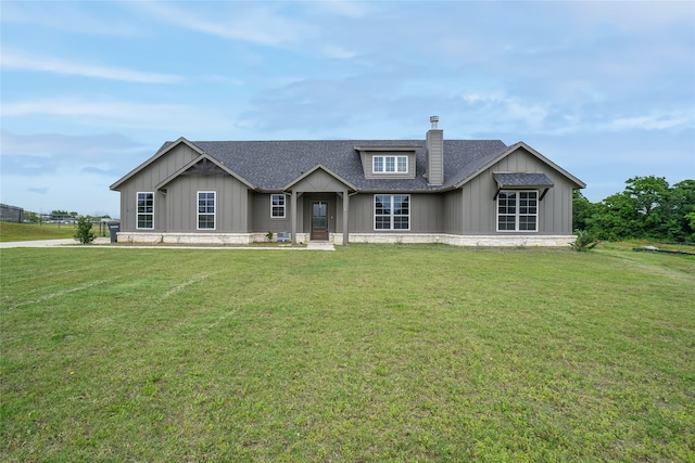 view of front of house featuring a front yard