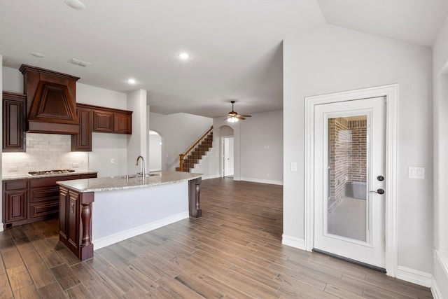 kitchen featuring a center island with sink, sink, ceiling fan, and hardwood / wood-style flooring