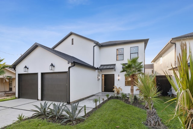 view of front of property featuring a front yard