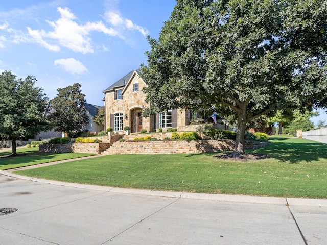 view of front of property featuring a front lawn