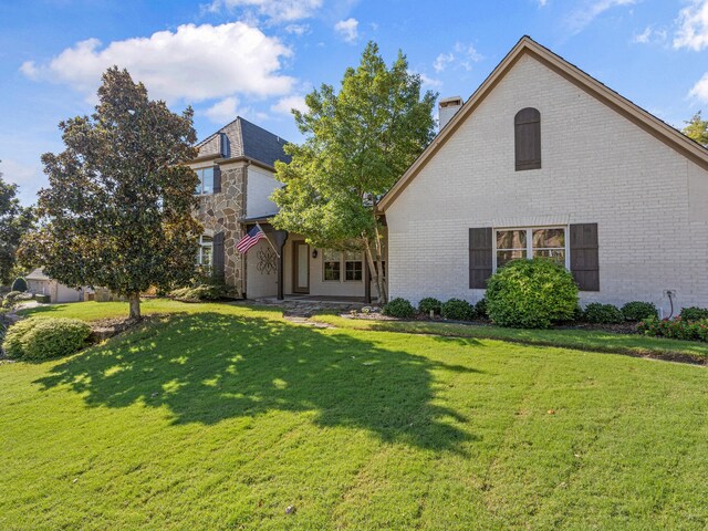 view of front of home featuring a front yard