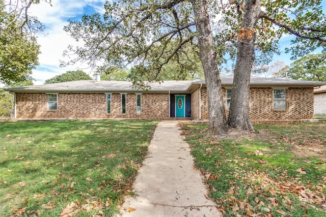 single story home featuring a front yard