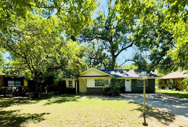 single story home featuring a front yard