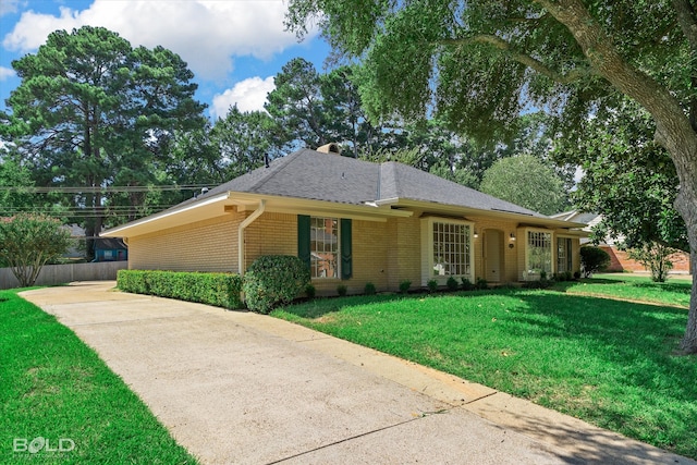 ranch-style home featuring a front lawn