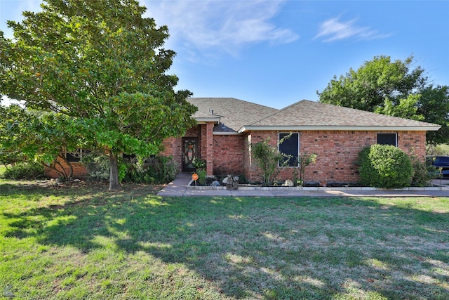 view of front of home featuring a front yard