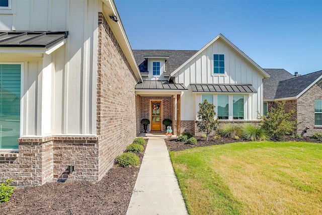 view of front facade with a front lawn