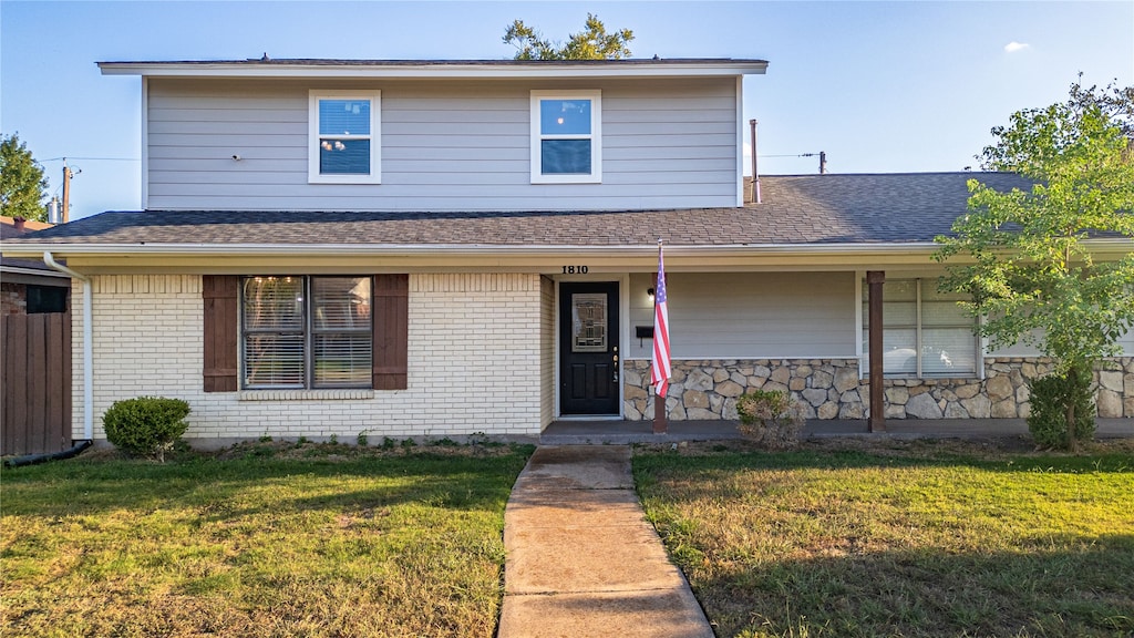 view of front of property featuring a front lawn and a porch