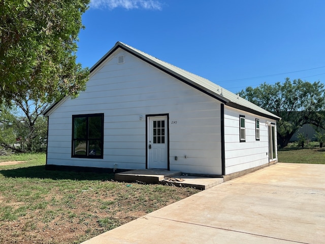 view of front of house with a front yard