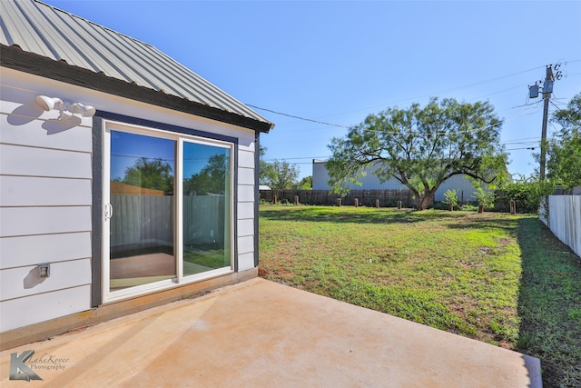 view of yard featuring a patio area