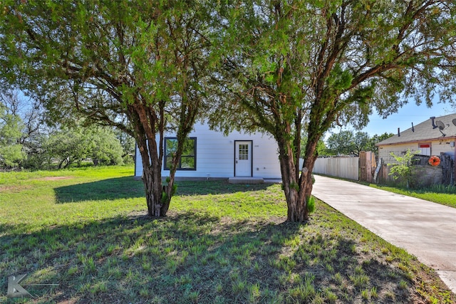 view of front of property with a front yard