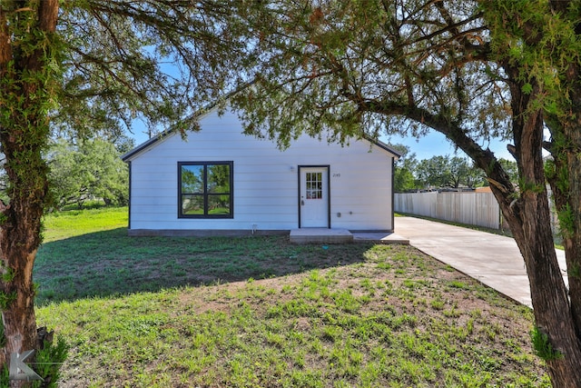 view of front of house with a front lawn