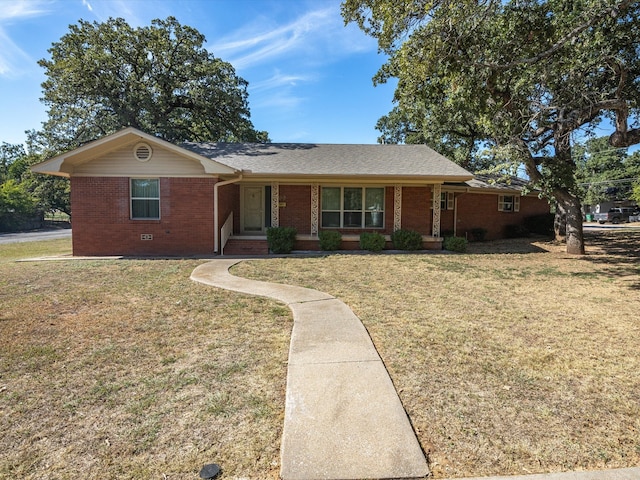 ranch-style house featuring a front yard