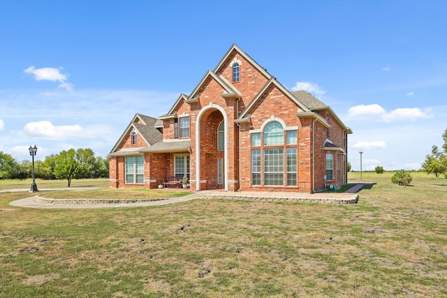 view of front of home featuring a front yard