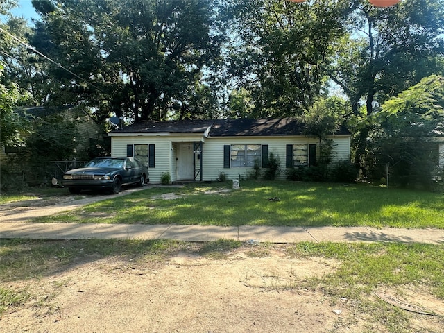 single story home featuring a front yard