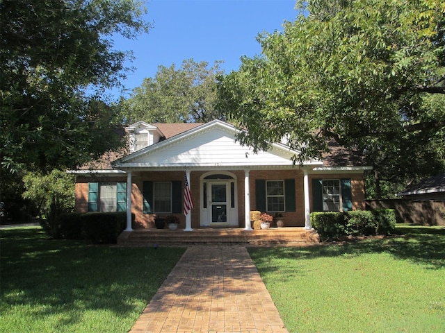 401 Craig St, Hillsboro, TX 76645 - farmhouse with a front lawn and covered porch