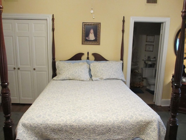 401 Craig St, Hillsboro, TX 76645 - bedroom featuring visible vents, connected bathroom, a closet, and dark wood-style flooring