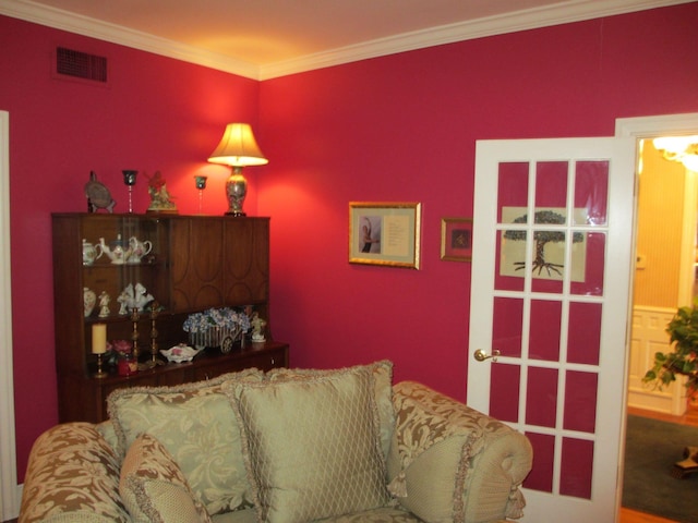 401 Craig St, Hillsboro, TX 76645 - living room featuring visible vents, crown molding, and a notable chandelier