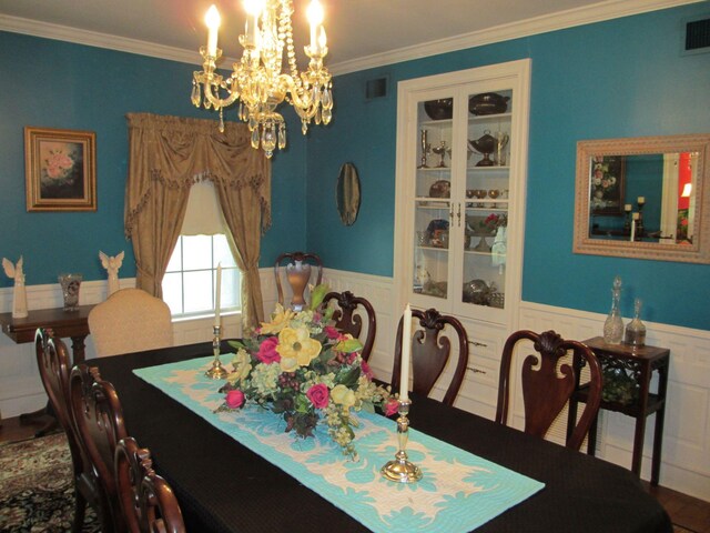 401 Craig St, Hillsboro, TX 76645 - dining area featuring visible vents, crown molding, a notable chandelier, and wainscoting