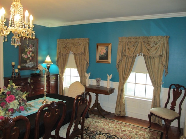 401 Craig St, Hillsboro, TX 76645 - living area featuring a chandelier, wood finished floors, a wainscoted wall, and ornamental molding