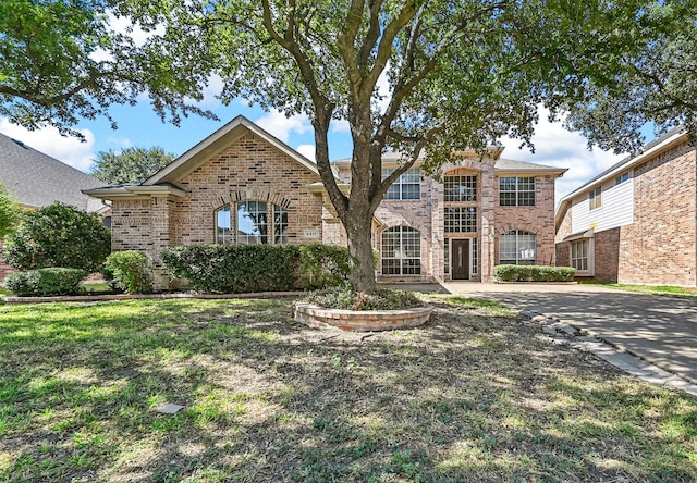 view of front of property featuring a front yard