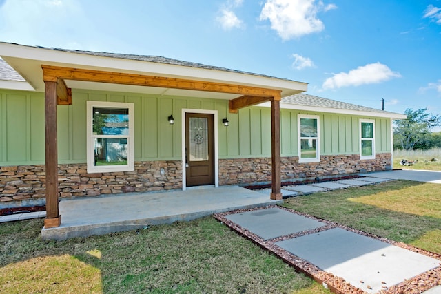 view of front facade featuring a porch and a front lawn