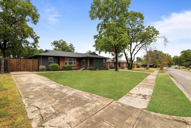 ranch-style house featuring a front yard