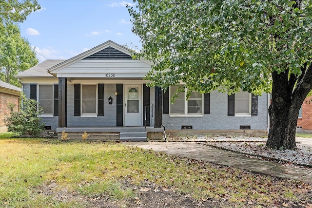 view of front facade with a front lawn and a porch