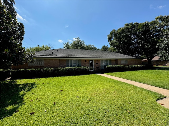 ranch-style home featuring a front lawn