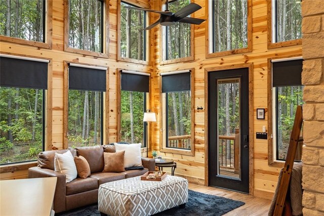 sunroom / solarium featuring a ceiling fan