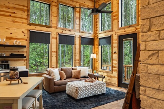 sunroom with ceiling fan