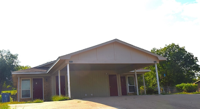 view of front facade featuring a carport