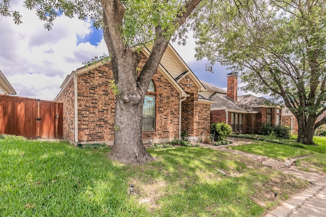 view of front facade with a front yard