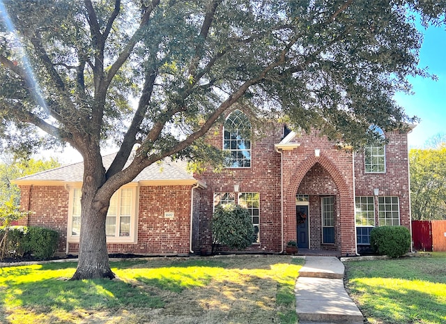 view of front of home featuring a front lawn