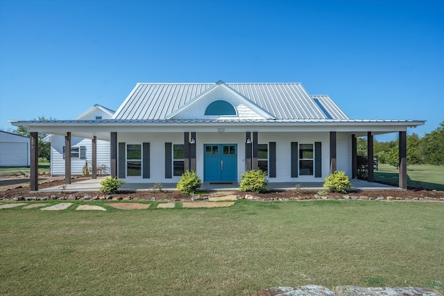 farmhouse inspired home featuring a front lawn and a porch