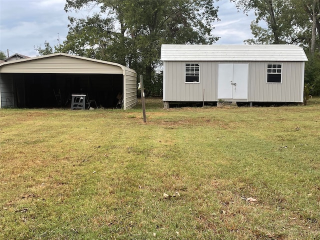 view of yard featuring a shed