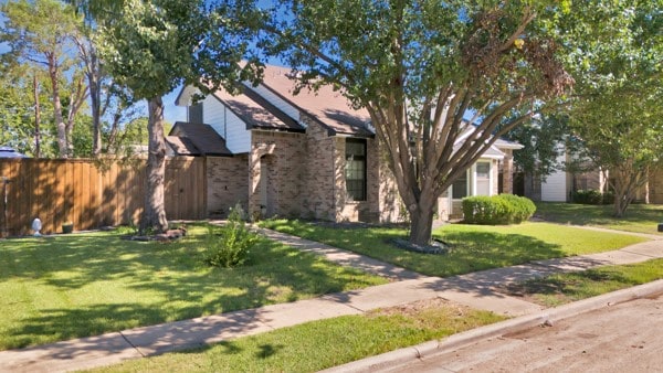 view of front of property featuring a front lawn