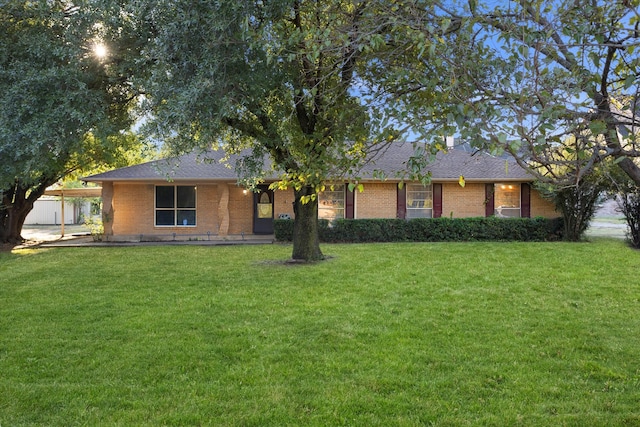 ranch-style house featuring a front yard