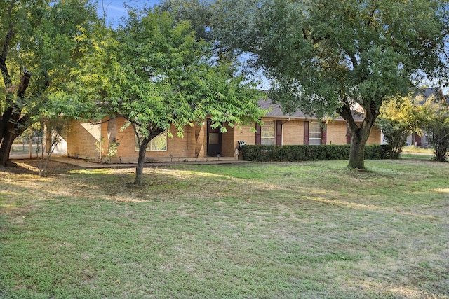 view of front of property with a front lawn