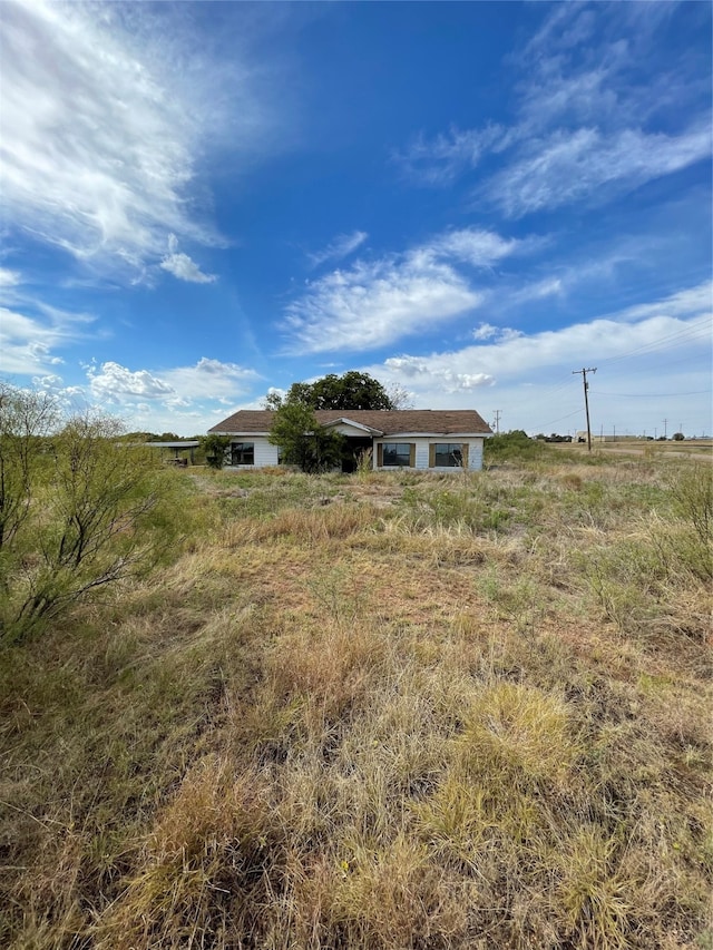 view of yard featuring a rural view