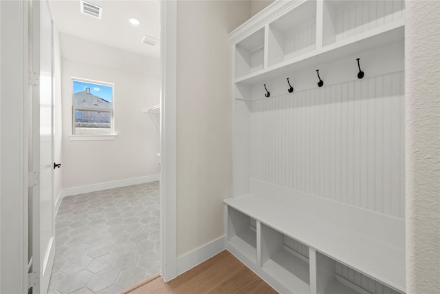 mudroom featuring baseboards, visible vents, and recessed lighting