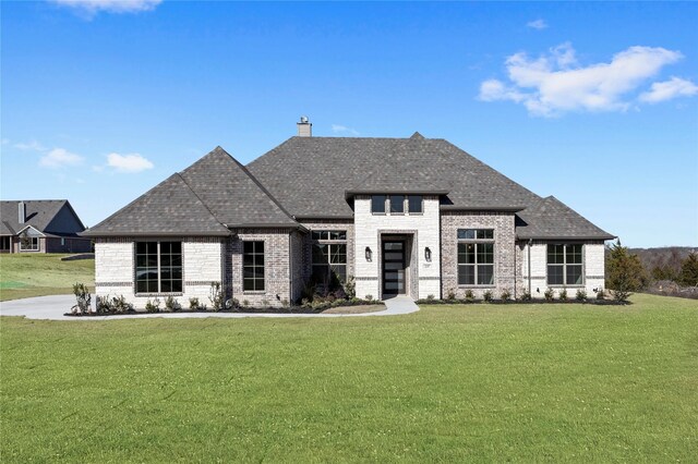 view of front of home featuring a front yard