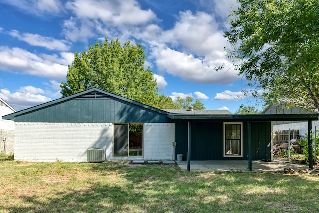 view of front of house with central AC unit and a front yard