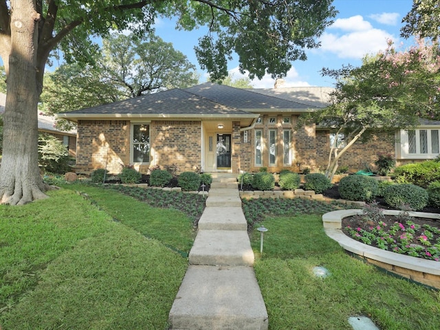 view of front of home featuring a front lawn