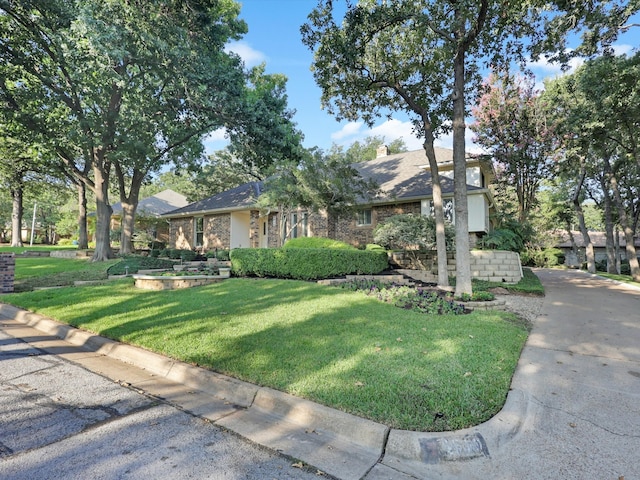 view of front of home featuring a front yard