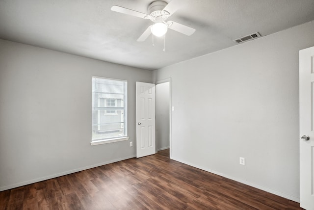 unfurnished room with dark wood-type flooring and ceiling fan