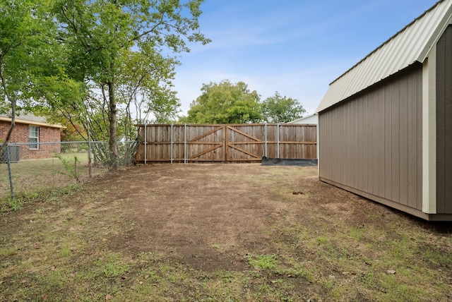 view of yard featuring a shed