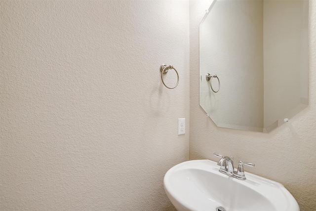 bathroom featuring sink